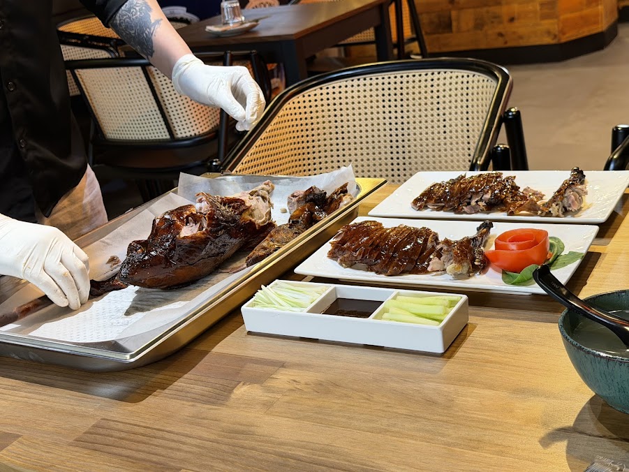 Intérieur chaleureux du restaurant Canard Doré
