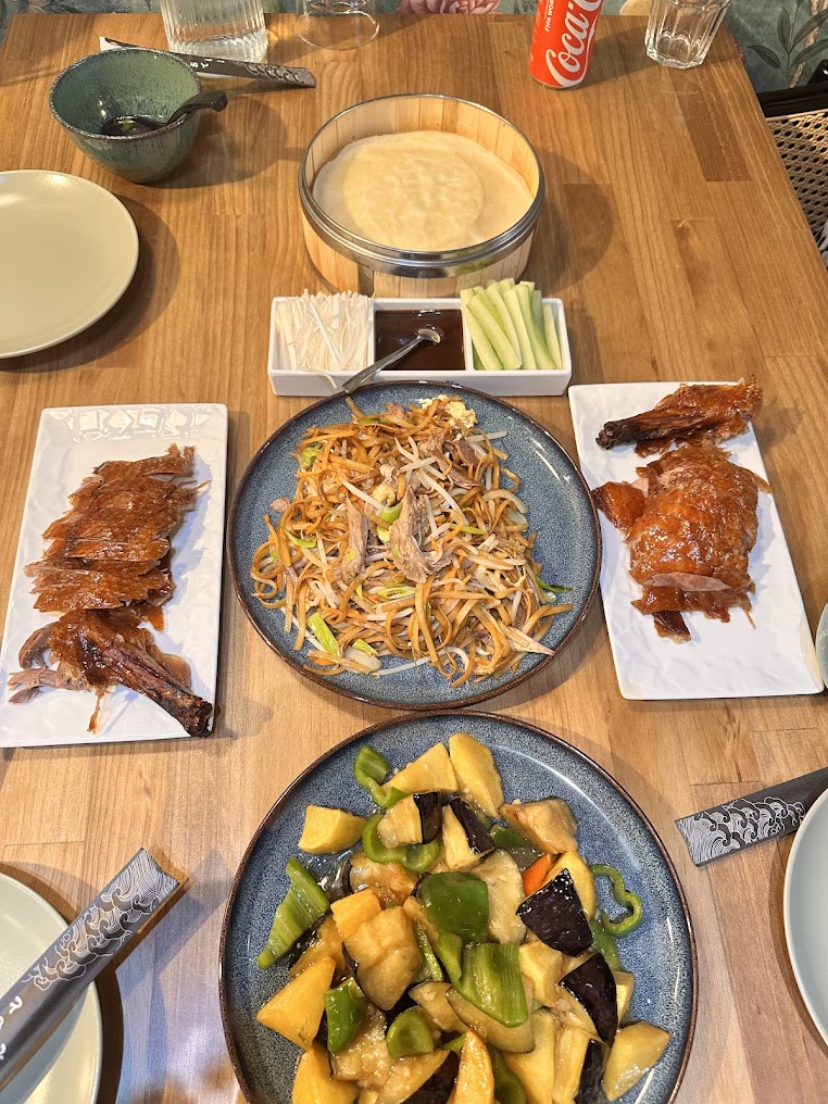 Plats traditionnels chinois servis au Canard Doré
