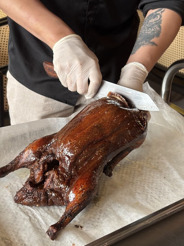 Préparation artisanale du canard laqué